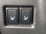 【両席シートヒーター】シートヒーターを装備し、寒い季節でも座席を温めて快適なドライブをサポートします。短時間で暖かさを感じられる便利な装備です。