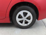 車両のデザインにマッチした純正アルミホイールを装着しています。