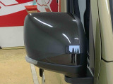 最も気になる室内は、特にこだわってクリーニングしております。マットやシートだけではなく、エアコンの吹き出し口やドアノブの隙間など、様々なブラシや道具を使い分けて、隅々までクリーニングしております。