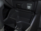 【POWEROUTLET】12V電源ソケットを設置しております。運転席からも助手席からも手の届きやすい位置にドリンクホルダーが付いています。