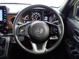 ハンドル左側にはオーディオ操作が出来るオーディオリモートコントロールスイッチ、右側にはHonda SENSINGとオートクルーズコントロールのスイッチを装備!