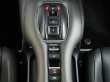 上級車の証、エレクトリックギアセレクターを採用し、スマートな操作が楽しめます。電子制御パーキングブレーキやオートブレーキホールド機能も装備されています 。