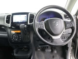 運転席まわりです。シンプルな飽きのこないデザインです。