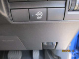アイドリングストップ機能付です。特別な操作をしなくても、普段通りの運転をするだけで、エコドライブができる機能です。OFFボタンがありますので、必要に応じて使い分けてください。