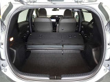 セカンドシートを倒した状態です。セカンドシートは独立可倒、荷物に合わせてラゲッジスペースをアレンジできます。