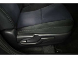 運転席シートリフター装備!シートの上下調整で運転操作の視界を確保できます。