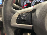 ステアリングスイッチ付きで、運転中に視線を前に向けたまま操作できます。