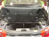 屋根をトランクに格納することでオープンカーに!通常時は荷室としてもご利用できます。