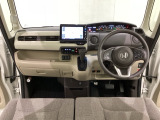 車内は光触媒抗菌消臭施工済です。インパネ周りはスタイリッシュなデザインで機能や装備も充実しています。グローブボックスやカップホルダーのほかにトレーなどたくさんの収納スペースが付いています。