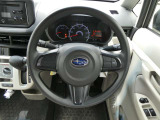 スバルのロゴが輝くハンドル周りです!中古車ですので多少のスレはございますが、全体的にキレイなハンドル周りとなっています。