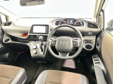 運転席まわりです。 各操作スイッチは使いやすい位置に配置されてます。