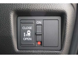 片側パワースライドドア付で、挟み込み防止機能によりお子様の乗り降りも安心!車内・車外のドアハンドルからはもちろんのこと運転席スイッチやリモコンキーからも開閉操作が可能で大変便利な装備となっております!