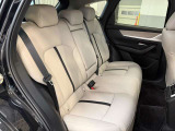 大人3人がゆったり乗車できる広々としたリヤシート。後席専用のエアコン吹き出し口(ベンチレーション)も装備さ。かかとを座席の下に引く事が可能で後席でも快適に過ごせます。