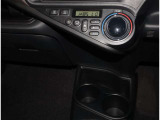 お車のキーはスマートキーです。キーを身につけた状態で車に近づき、ドアロックの解錠や施錠操作が出来ます。雨の日など両手がふさがっている時など、とっても便利ですね。
