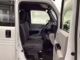 フィット感のあるシート。しっかりと支えてくれるので、長時間の運転を快適にサポートしてくれます。