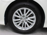 純正アルミホイールは精度が高く、走行の安定性が優れています。タイヤサイズ215/60R16
