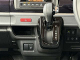 シフトレバー付近です。運転席のみシートヒーターございます。