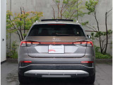 リヤは一番良く見られていると言われています。後続車からはこのように見られています。息を飲むような独特の重厚感のあるグラマラスなリヤデザイン。後ろからの強い視線を感じます。