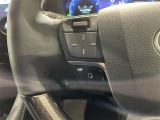 ステアリングスイッチ付きで、運転中に視線を前に向けたまま操作できます。