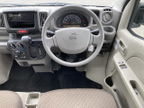 運転席まわりには十分なスペースがあり、大柄な方でもゆったり運転していただける環境です。