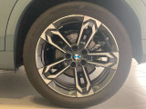 BMWの純正アロイホイールは軽量かつ強度にも優れているホイールで走行性能を引き上げる設計になっております。足元にもBMWは妥協がなくこだわっている個所になります。