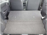 二列目をたおすとフラットになり、荷室が広くなります。