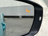 「ブラインドスポットディテクション」。後方死角ゾーンを走行する車両を検知して点灯。ドライバーに注意を促します。