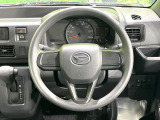 インテリアに合わせたデザインのステアリングは、運転される方のことも考え、運転しやすい形状、大きさです。是非一度、実際に触ってお確かめください。