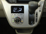 オートエアコンで暑い夏も寒い冬も快適な車内で運転出来ます。