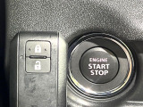 【キーレススタートシステム】カバンやポケットに入れたままでもドアの施錠・解錠が可能なスマートキーを装備。エンジンのオン・オフ時もカギを取り出す必要が無いからとっても便利です♪
