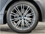 【BMWアロイホイル】軽量かつ強度に拘ったアロイホイル。走行性能ポテンシャルを引き出す設計。車の足元を引き締めてくれる大きなポイントはアロイホイルです。