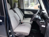 ゆとりのある運転席で快適なドライブをお楽しみいただけます。