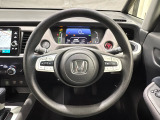 ハンドルにHondaセンシング系のクルーズコントロールやレーンキープアシストなどのスイッチと、オーディオの操作スイッチが装備されています。ハンドルから手を離さず安全に操作できます。
