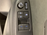 狭い駐車場で便利な電動格納ドアミラーが付いています。