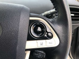 【ステアリングスイッチ】右です。ステアリングから手を離さず、運転に集中したまま手元でマルチインフォメーションディスプレイ内の表示切替などができます。
