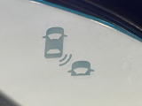 【ブラインドスポットインフォメーション】走行中、ドアミラーの死角になりやすい箇所に後続車が接近するとサイドミラー付近に警告を表示、ドライバーに注意喚起をしてくれます。