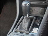 【シフトレバー】シフトもとても操作しやすいデザインになっております。運転する人の事を第一に考えた操作性の高い仕様です。
