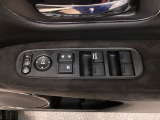 電動格納式リモコンドアミラーと、パワーウィンドウスイッチ等は運転席ドアにあります。