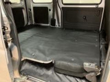 くるっと回転させればフラットにして荷室拡大可能!!