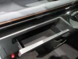 インストスライドボックス ティッシュボックスがまるまる一つ入るボックスです運転席からも開け閉め可能です