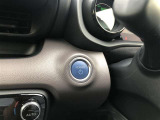 エンジンスタートスイッチです。キーが車内にあれば、エンジンの始動や停止はスイッチを押すだけ!キーを取り出す手間を省き、ワンプッシュで操作できるので簡単でスムーズです。