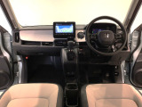 【前方視界】開放的な前方視界!運転がしやすく疲れにくいです♪窓が大きく、見通しがとっても良いおクルマですよ♪