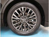 【タイヤ】純正19インチアルミ。タイヤの残量は4mmです。ご納車前に点検・空気圧調整もさせて頂きますので、ご安心下さい。