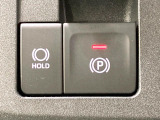 【オートブレーキホールド】信号待ちや渋滞で停車時にブレーキから足を離しても、停止状態を保持してくれます。前進するときはアクセルを踏めば自動で解除されるので安心♪街乗り運転が楽になります♪
