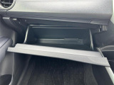 【グローブボックス】大容量のグローブボックスです!!車検証ケース他、日頃使う小物類の収納スペースもたくさんあります!
