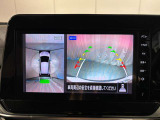 アラウンドビューモニターは真上から見下ろした様に車の周囲を表示することで、駐車時の安全性と利便性を高めます。