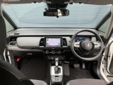 運転席周りです。カップホルダーや小物の収納などは必須ですよね!!使い勝手の良いつくりになっております!!