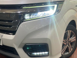【LEDヘッドライト】悪天候や夜間走行時も良好な視界を確保し安心して運転できる高輝度LEDヘッドライトを装備!点灯速度が早く、消費電力も抑えられています。