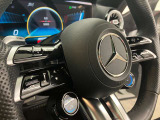 ステアリングボタンは、使いやすいデザインでございます。ステアリング付近のレバーや、ステアリングボタンで追従機能の操作も可能でございます。