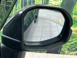 【ブラインドスポットインフォメーション】走行中、ドアミラーの死角になりやすい箇所に後続車が接近するとサイドミラー付近に警告を表示、ドライバーに注意喚起をしてくれます。